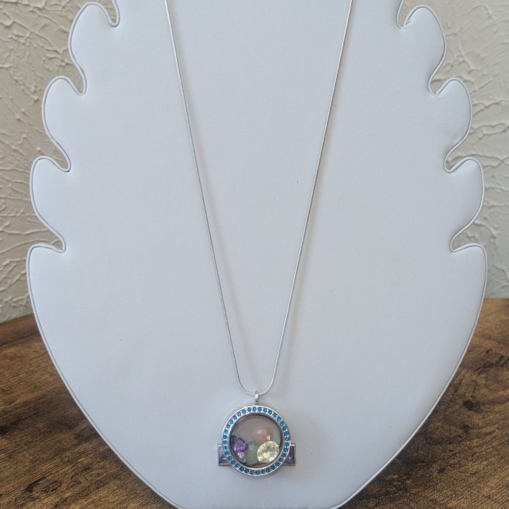 Elegant Silver Necklace with Pendant Locket